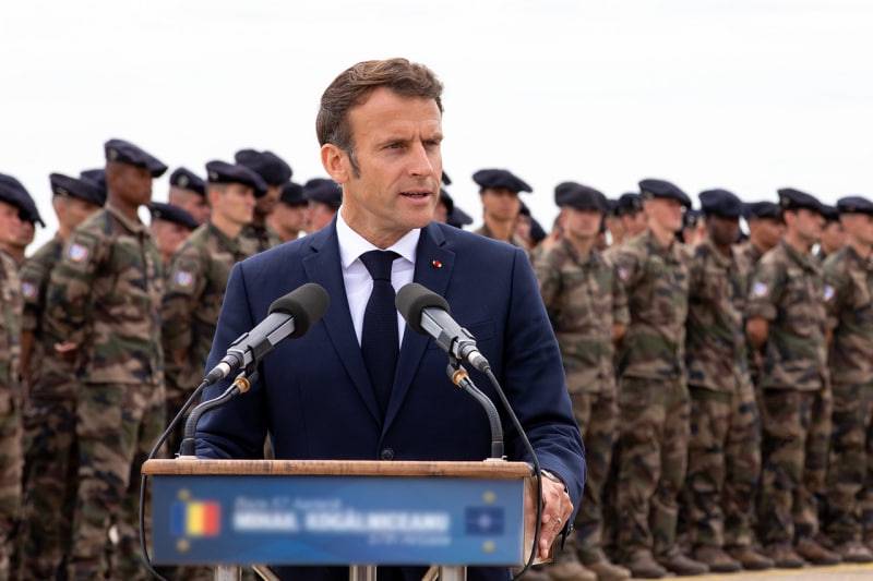 Макрон депутатларни Украинага қўшин киритишни маъқуллашга чақирди