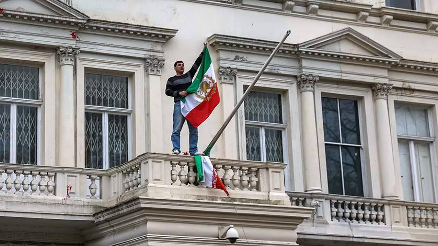 Лондонда намойишчилар Эрон элчихонасидаги байроқни эскисига алмаштирди. Теҳрон Британия элчисига норозилик билдирди