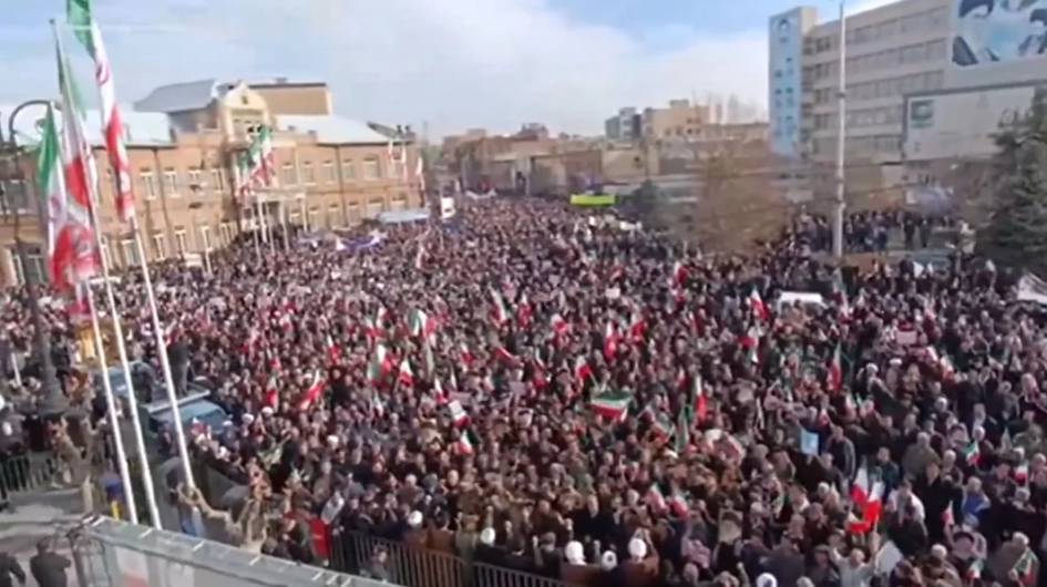 Эронда ҳукумат тарафдорлари намойишга чиқди (видео)