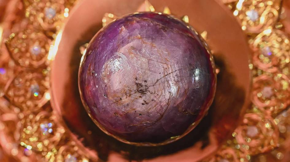 Шри Ланкада 300 млн долларлик дунёдаги энг йирик бинафша рангли сапфир намойиш этилди