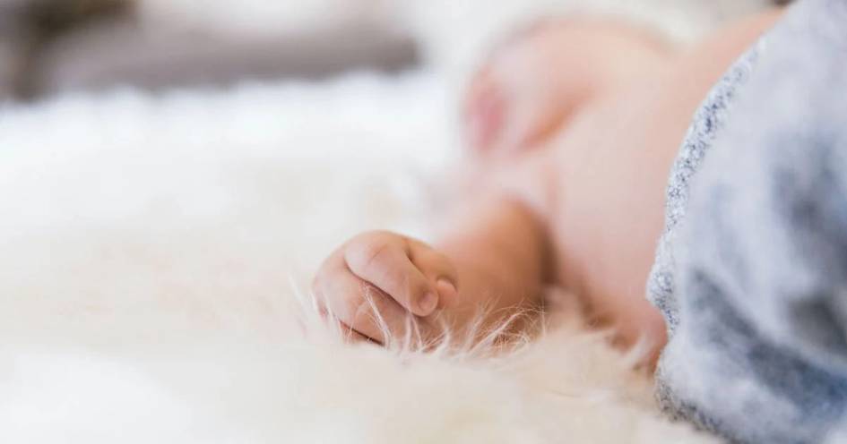 Britaniyalik ayol homiladorligini bilganidan so‘ng 45 daqiqa o‘tib, qiz farzandli bo‘ldi