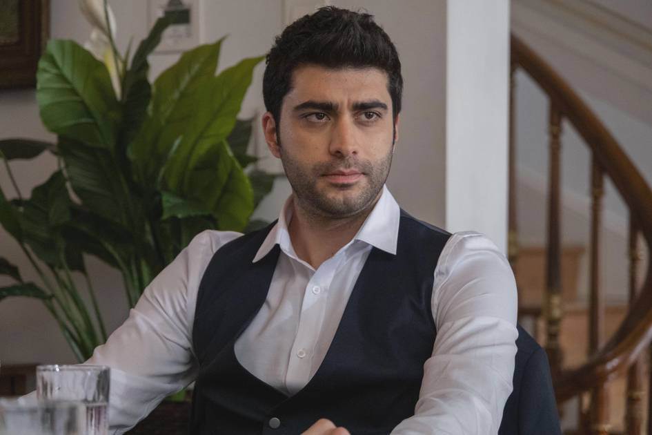 “Қизил шарбат” сериалида Фотиҳ Унал образини ижро этаётган актёр Догукан Гунгёр лойиҳадан четлатилди