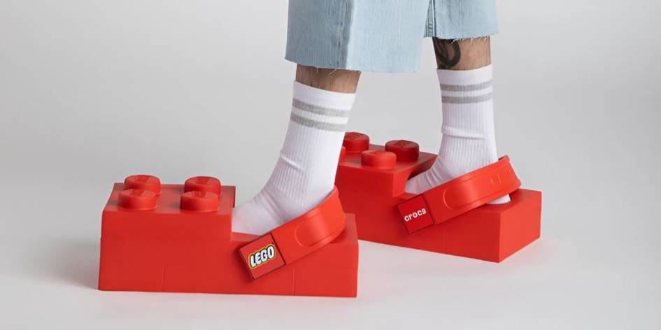 Crocs Lego uslubidagi kvadrat poyabzalni taqdim etdi — uni yig‘ish shart emas