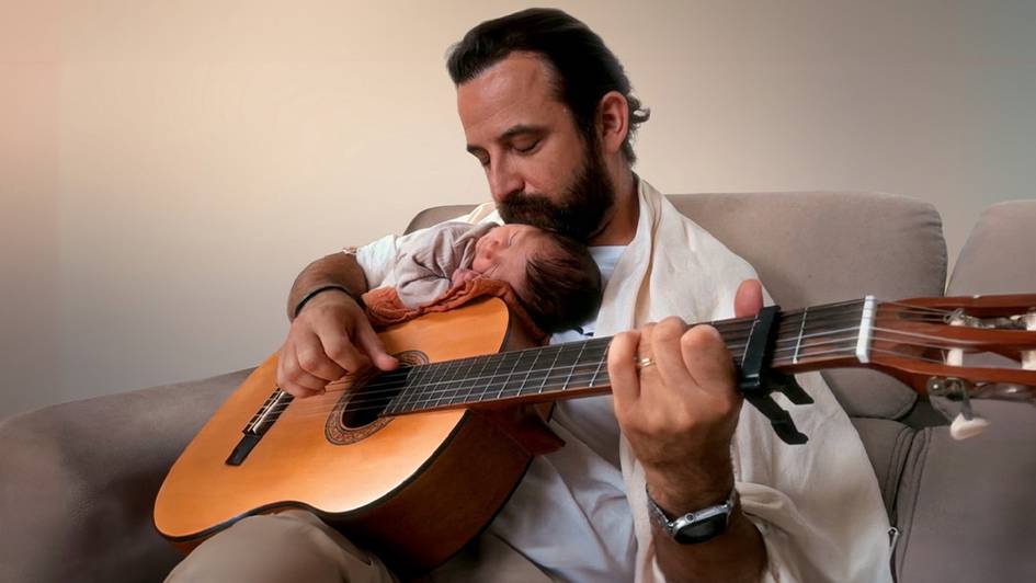 Daniyalik ota 521 tilda o‘g‘liga bo‘lgan mehrini izhor qiluvchi qo‘shiq yozdi — bu jahon rekordi