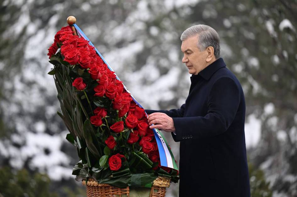 Shavkat Mirziyoyev Islom Karimov haykali poyiga gulchambar qoʻydi
