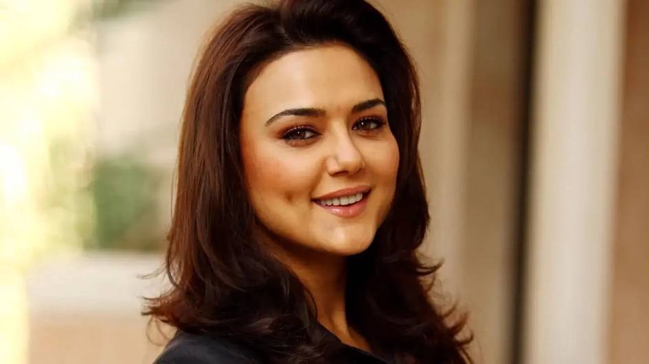 Priti Zinta 51 yoshda: kulgichlari bilan qalblardan joy olgan aktrisa nega Bollivudni tark etdi?