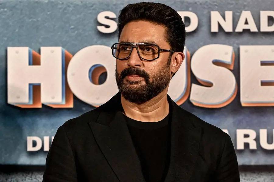 Машҳур фамилия соясидаги актёр: болалигида дислексиядан азият чеккан Абҳишек Баччан 50 ёшда