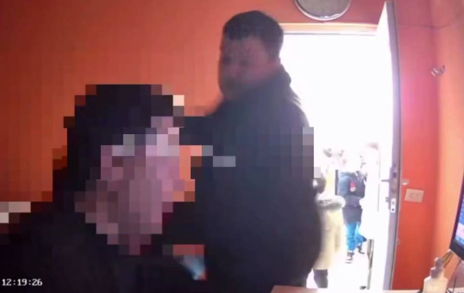 Samarqandda bemorning otasi shifokorni kaltakladi