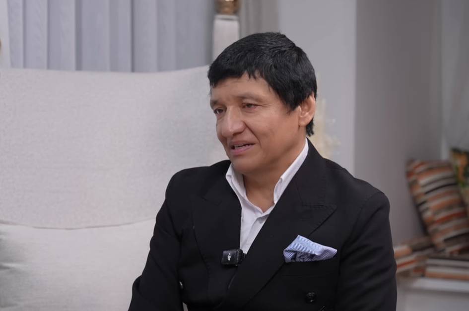 “Ayolim menga qayta turmushga chiqishni xohlamaydi”. “Toj” guruhi solisti Tojivoy Shukurov oilasi va o‘g‘li Izzatning qo‘shiqchi bo‘lishiga qarshi chiqqani haqida