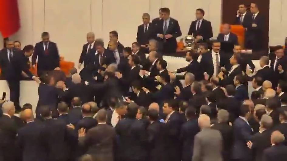 Туркия парламентида депутатлар муштлашди (видео)