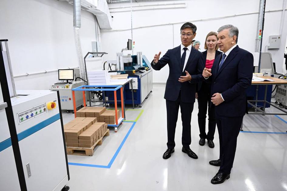 Шавкат Мирзиёев SIM-карталар, ижтимоий ва халқаро тўлов карталари ишлаб чиқарадиган корхонада бўлди