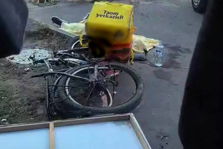 Тошкентда юк машинаси уриб юборган курьер ҳалок бўлди