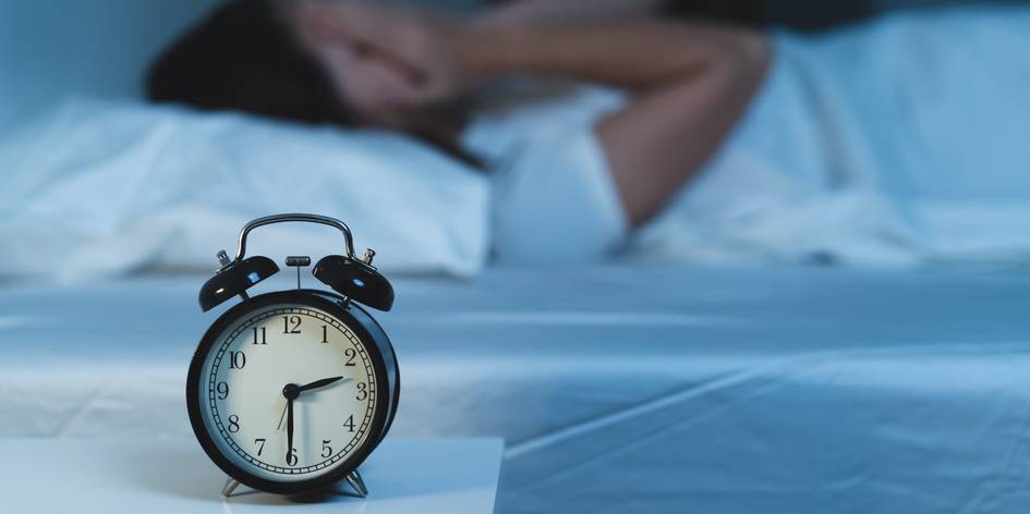 Уйқусизлик эпидемияси: ҳозирги замон инсонлари нима учун ухлолмаяпти ва бунга қандай ечимлар бор?