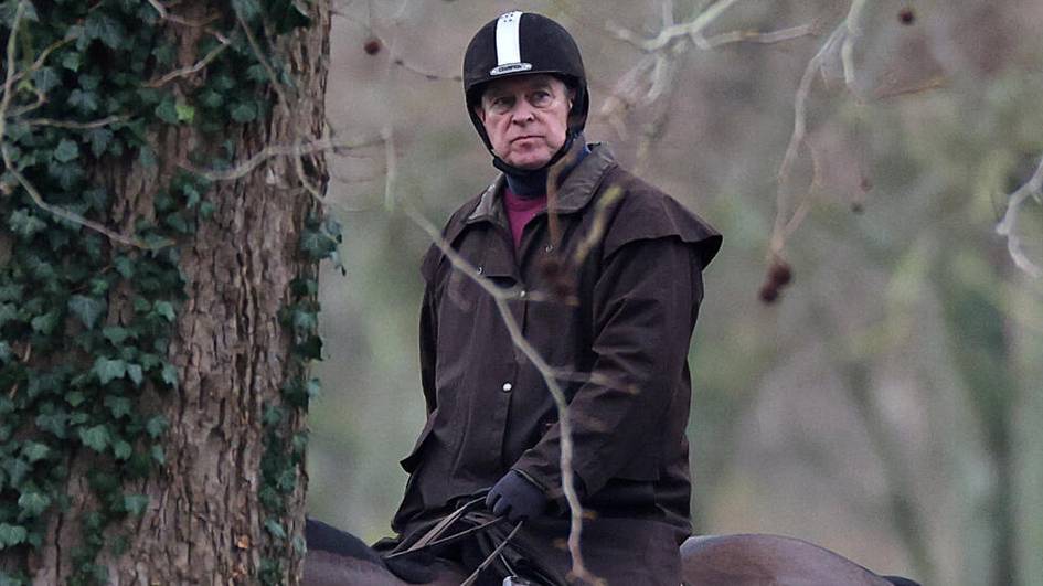 Аксарият британияликлар шаҳзода Эндрюнинг тахт ворислигидан четлатилишини истамоқда