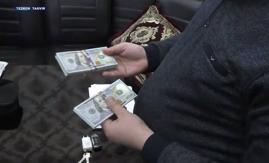 Navoiyda salkam 20 ming dollarlik qalbaki pullarni sotmoqchi bo‘lganlar qamoqqa olindi