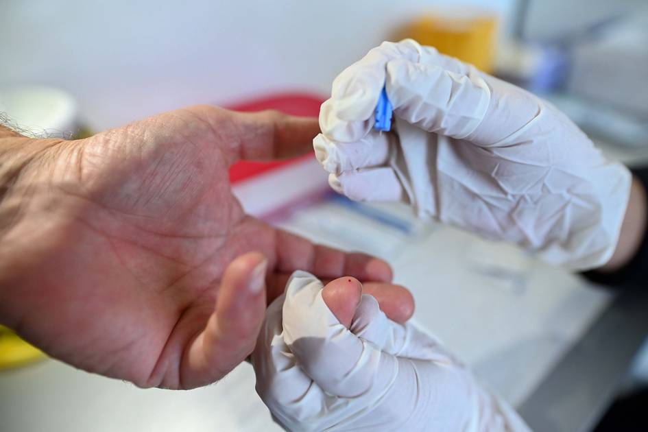 “Бургага аччиқ қилиб, кўрпани ёқмайлик” — Ўзбекистонга хориждан қайтганлар ОИВга мажбурий текшириляптими?