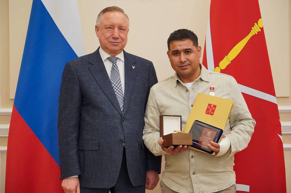 Губернатор Санкт-Петербурга наградил Хайрулло Ибадуллаева, спасшего 7-летнего ребенка