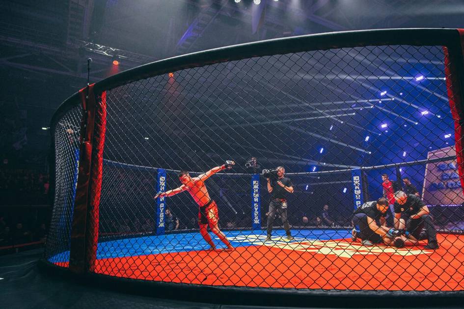 Ғалабани нишонлаётган MMA жангчиси даҳшатли жароҳат олди (фото)