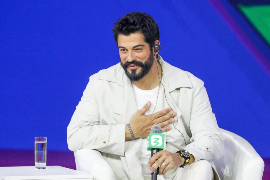 “Bu ham bir san’at” — Burak O‘zchivit 20 yildan beri sochini o‘zi olishi haqida so‘zlab berdi