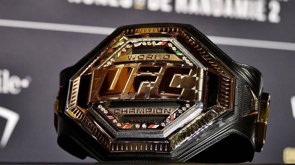 UFC’да кутилмаган воқеалар: Икки вазн чемпиони камардан воз кечди (фото)