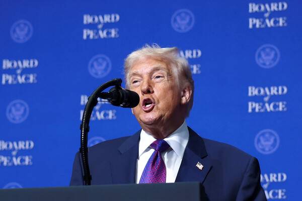 “АҚШ Эронга қарши кенг кўламли ҳарбий амалиёт бошлади” — Трамп