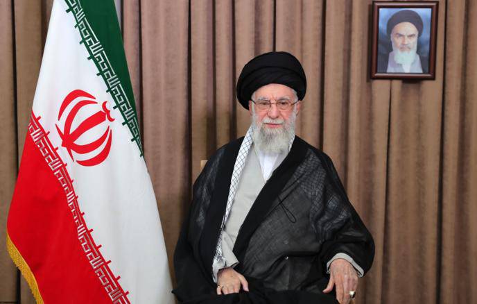Эрон олий раҳнамоси Теҳрондан хавфсиз жойга кўчирилган — Reuters