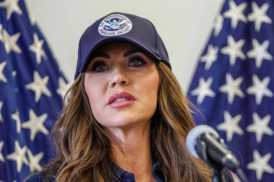 Трамп иммигрантларга шафқатсиз бўлган вазирни бўшатди