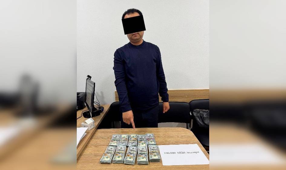 Тошкентда Олий таълим вазирлиги ходими 100 минг доллар билан ушланди