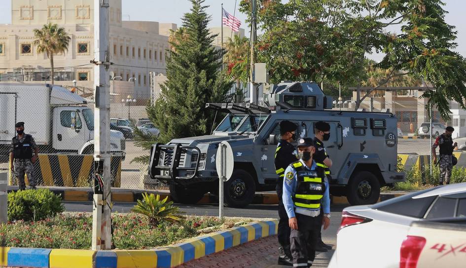 Қатарда 313 киши содир бўлаётган воқеаларни видеога олгани учун ҳибсга олинди