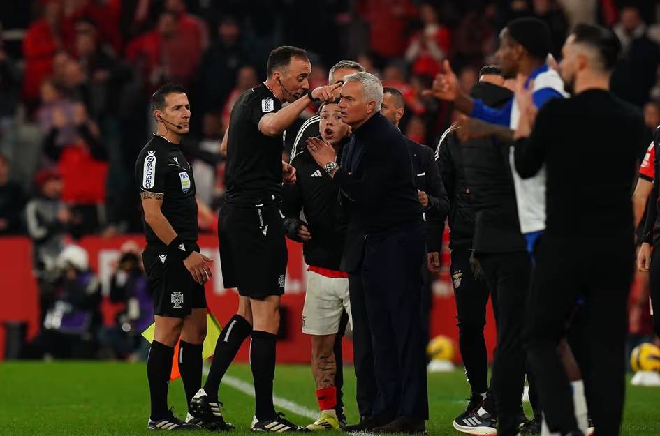 “Мен сотқин эмасман” – Моуриньо “Порту”га қарши баҳсдаги можарога изоҳ берди