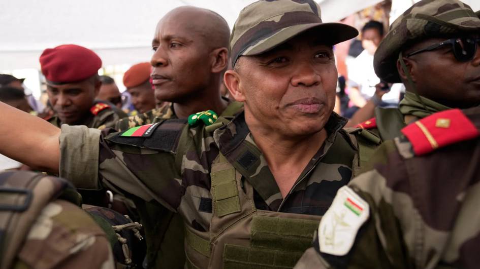 Madagaskarda prezident hukumatni tarqatib yubordi