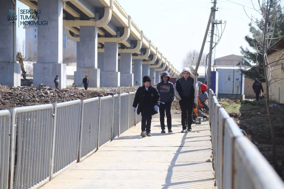 Президент Сергелидаги кўприк муаммоси ижтимоий тармоқда тарқалганидан кейин ҳал этилганини танқид қилди