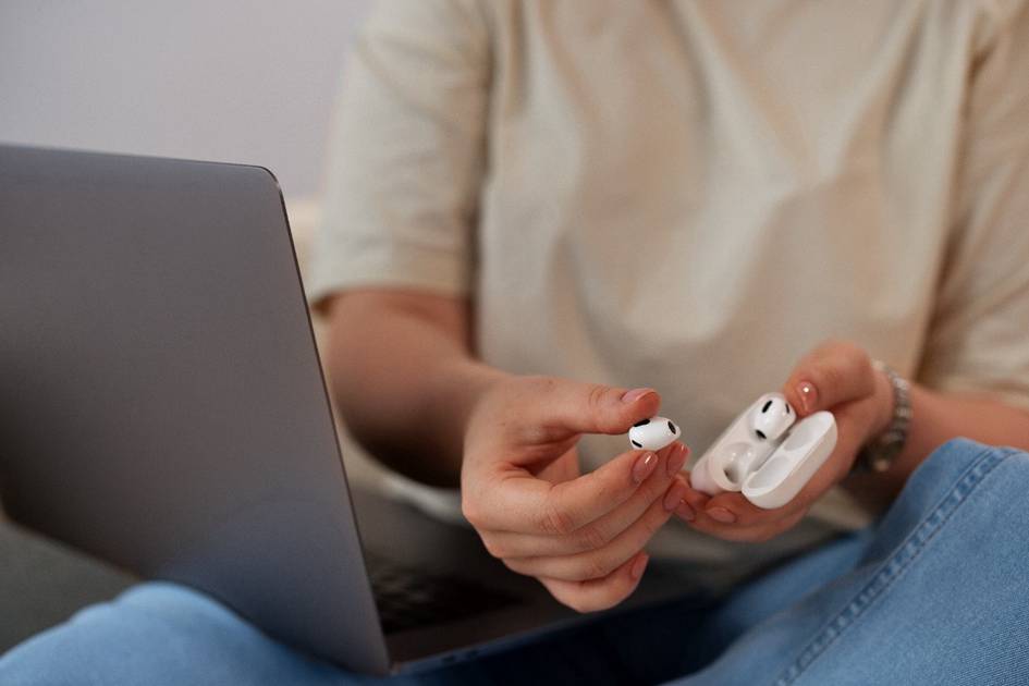 Siz bilmagan xavf: quloqchinlardan uzoq vaqt foydalanish qanday oqibatlarga olib keladi?