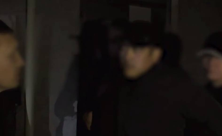 Чирчиқда маҳкумдан иккита iPhone 17 талаб қилган колония ходими ушланди