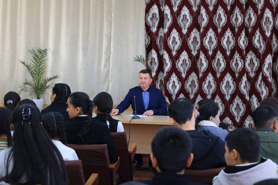 Karmana hokimi oʻqituvchilarni yigʻib, bir soat turgʻizib qoʻydi. Vazirlik mansabdorning harakatini qoraladi