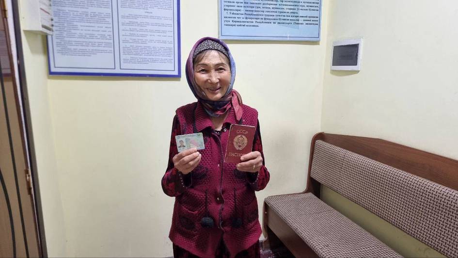 Жительница Самаркандской области спустя годы обменяла паспорт СССР на ID-карту