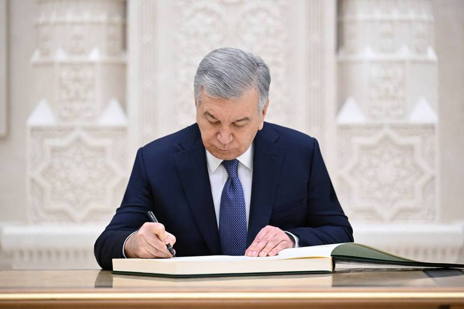 Uzbekistan acquires over 700 artifacts at UK auctions for Center for Islamic Civilization