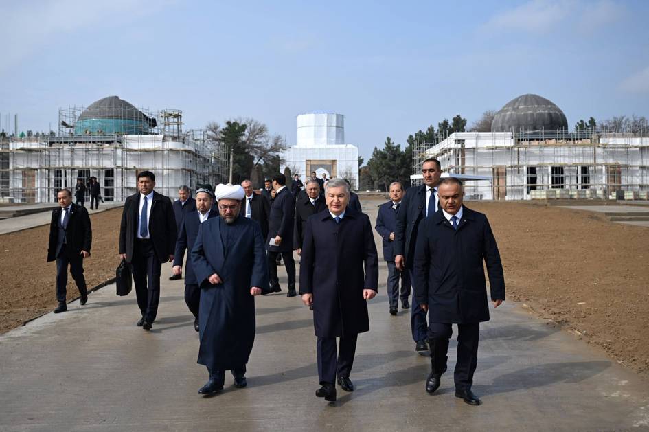 Шавкат Мирзиёев Имом Мотуридий ёдгорлик мажмуасидаги қурилиш ишларини бориб кўрди