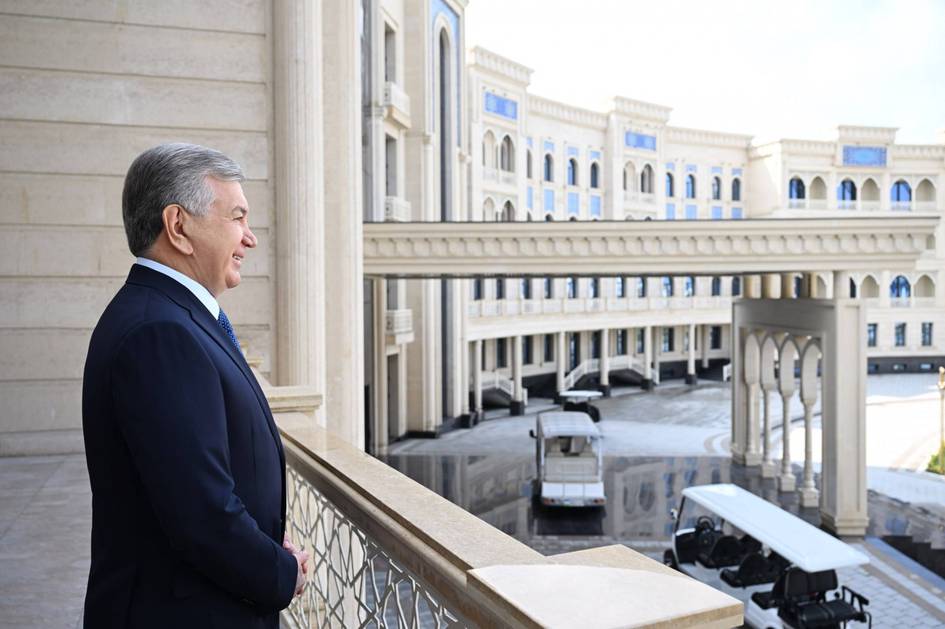 Шавкат Мирзиёев Имом Бухорий мажмуаси қошидаги туризм марказини бориб кўрди