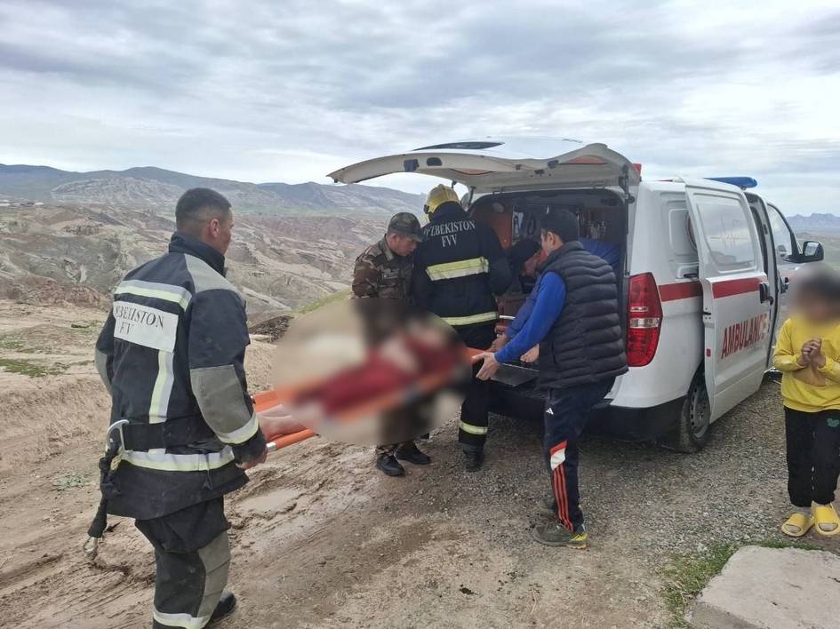 Boysunda adirlikka chiqqan fuqaro 25-30 metr pastlikka tushib ketdi