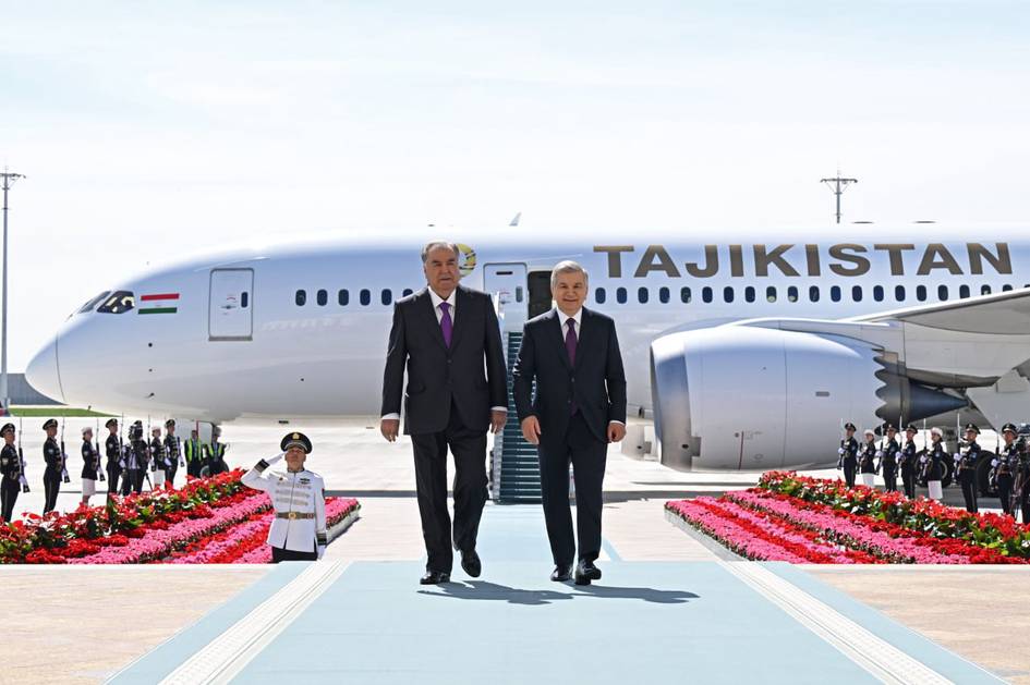 Самолет Эмомали Рахмона приземлился в аэропорту «Ташкент-Хумо»