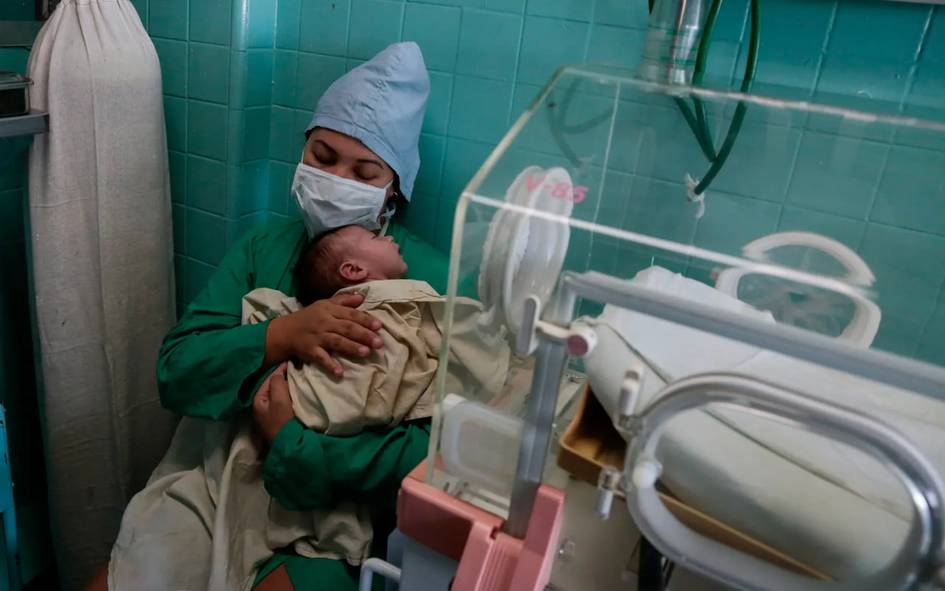 “Bolamning hayoti elektrga bog‘liq”. Kubada AQSH blokadasi o‘limlarga sabab bo‘lmoqda