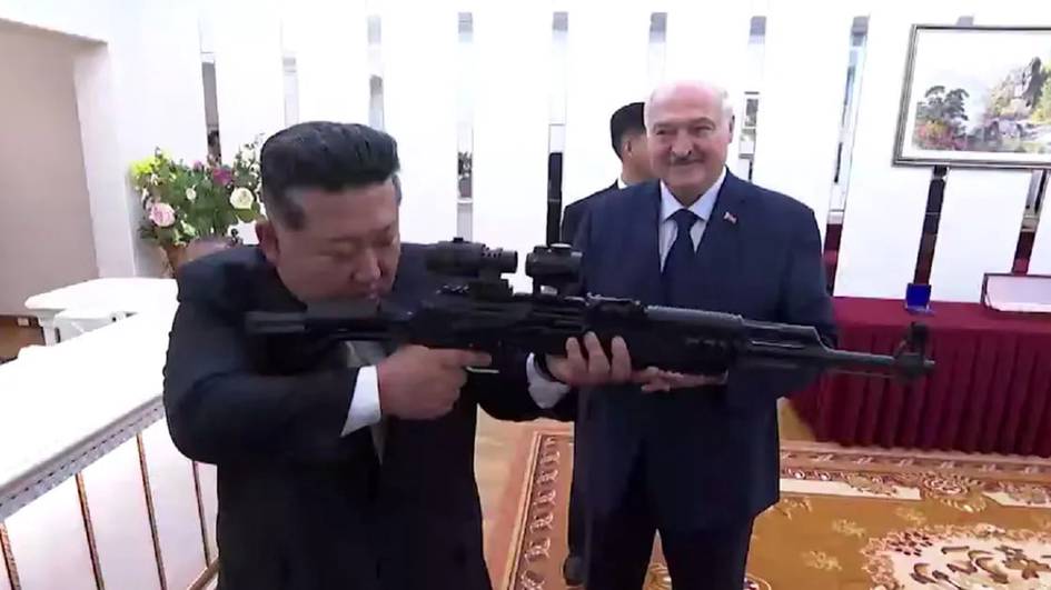 Lukashenko Kim Chen Inga avtomat sovg‘a qildi (video)