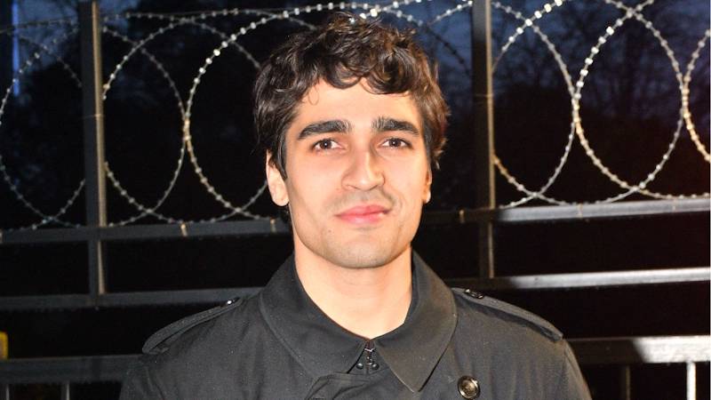 Актёр Мерт Рамазон Демир қандай қилиб қисқа вақтда 20 кг вазн ташлагани ҳақида сўзлаб берди