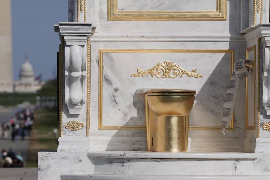 Vashingtonda Trampga atab oltin unitazli taxt o‘rnatildi (foto)