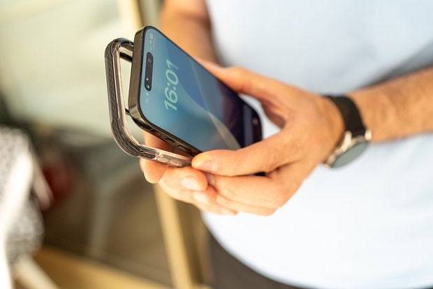 Шаффоф смартфон ғилофлари нима сабабдан вақт ўтиши билан сариқ тусга кириб қолади?