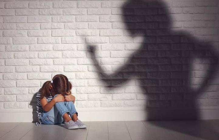 Namanganda qaramog‘idagi bolalarga nisbatan zo‘ravonlik qilgan ayolga sud hukmi o‘qildi