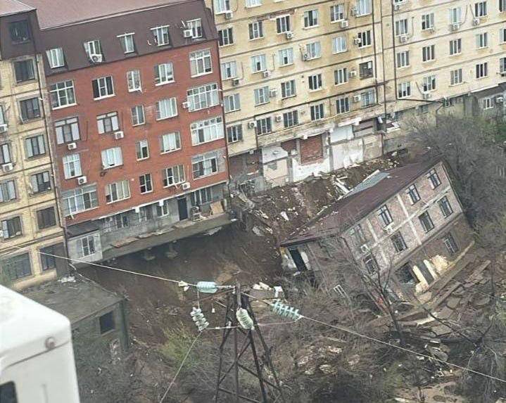 Mahachqal’ada kuchli yomg‘ir sabab uch qavatli uy qulab tushdi (video)