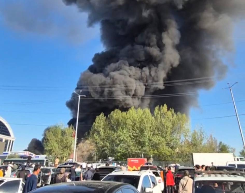 На рынке «Бешкурган» в Ташкенте произошел крупный пожар (видео)