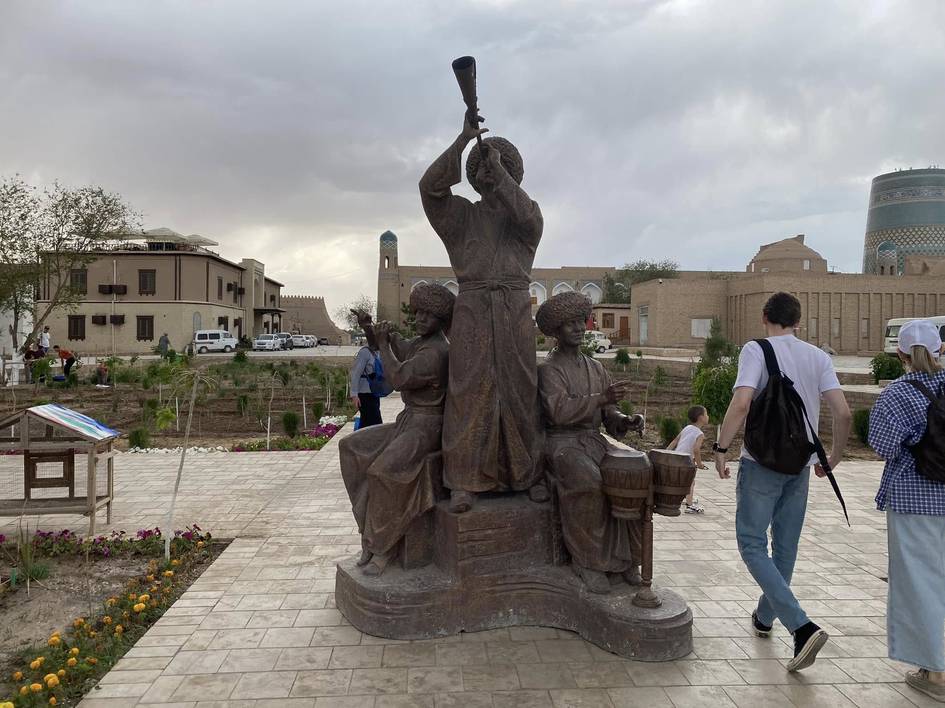 Xivada haykalga “shilqimlik” qilgan ayol jarimaga tortildi